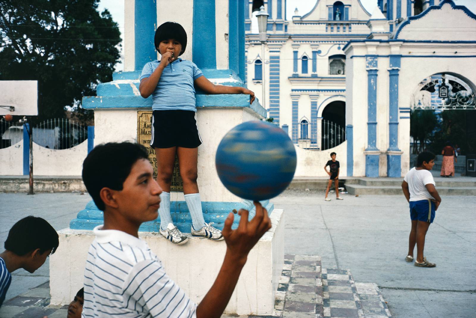 Alex Webb, Tehuantepec, Oaxaca, 1985, Robert Klein Gallery