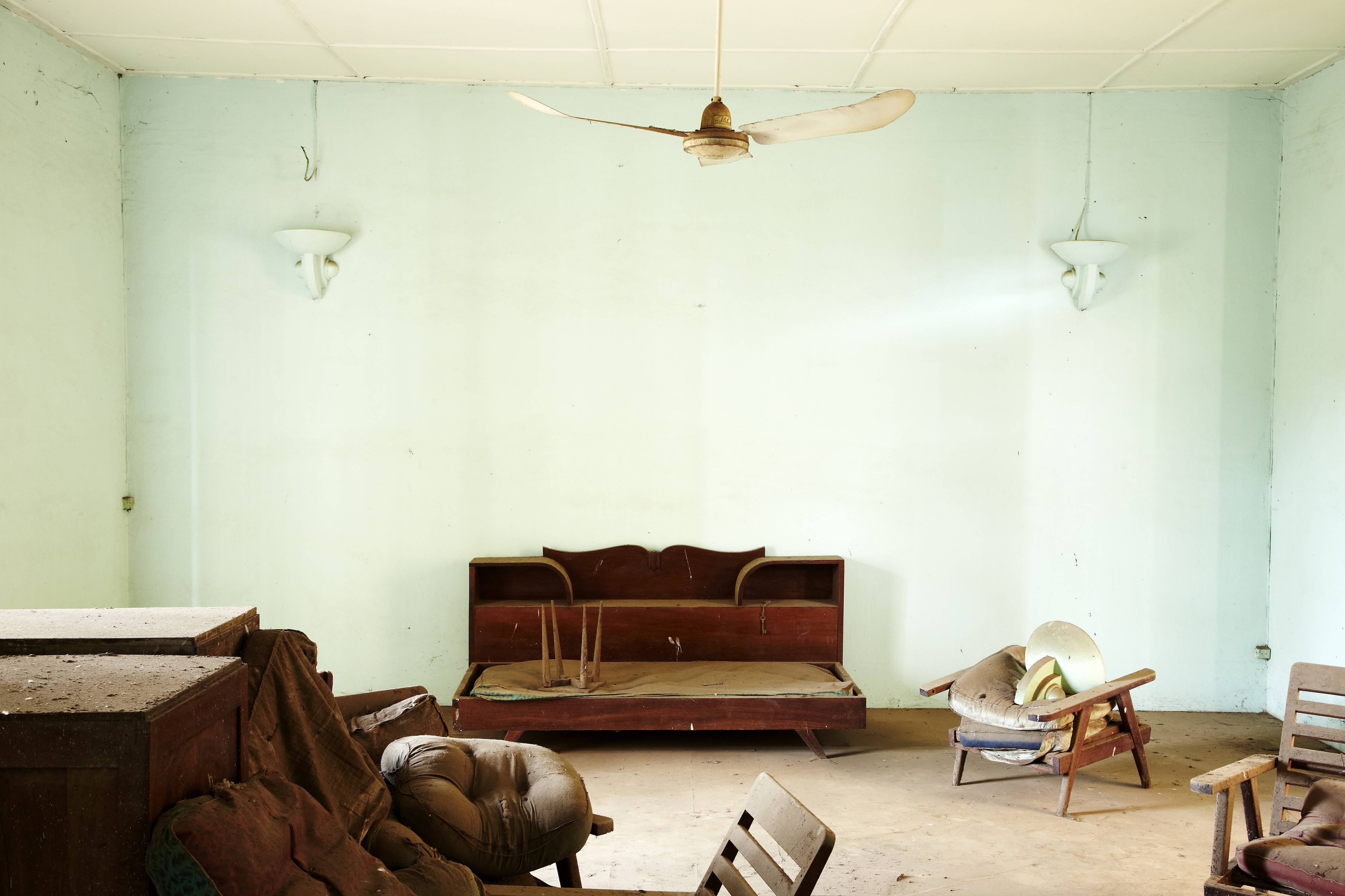 Appartement du directeur I, Imprimerie Nationale, Porto Novo, 2012 Tracks series © François-Xavier Gbré