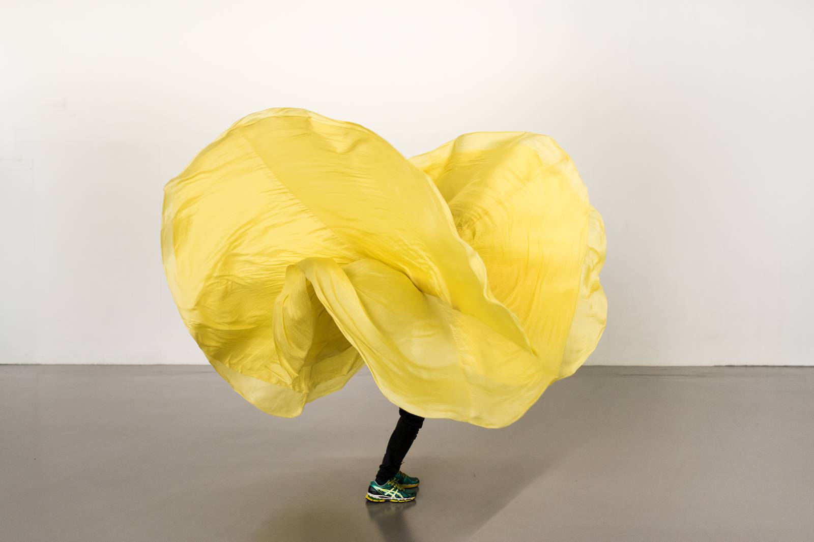MACIEJEWSKA Ola, Yellow Object « Loie Fuller Manual by Ola Maciejewska 2015 © Martin Argyrogio