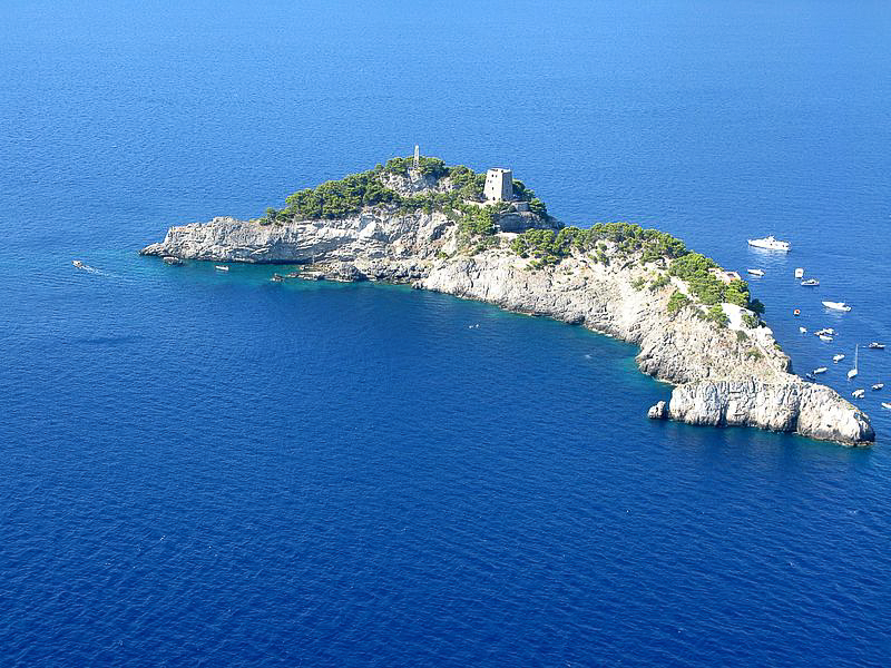 Private Islands and the Growing Trend for Themcsm_amalfi_island_001_6755ebcd17